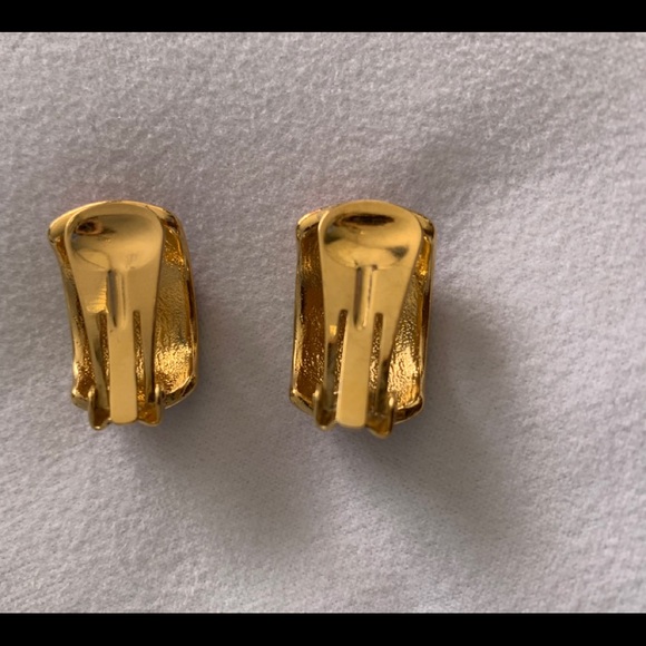 🌸3/$20🌸Beautiful Clip-on Earrings - Picture 3 of 5